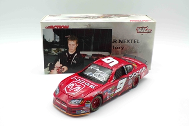 ** With Picture of Driver Autographing Diecast ** Kasey Kahne Autographed 2005 Dodge Dealers / Richmond Raced Win Version 1:24 Nascar Diecast Kasey Kahne Autographed 2005 Dodge Dealers / Richmond Raced Win Version 1:24 Nascar Diecast