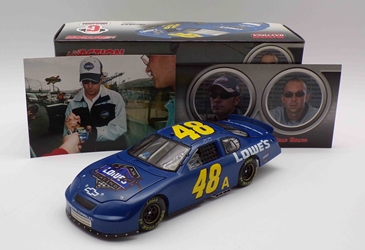 ** With Picture of Driver Autographing Diecast ** Jimmie Johnson Autographed 2004 Lowes / Test Car / Crew Chief Collection 1:24 Nascar Diecast ** With Picture of Driver Autographing Diecast ** Jimmie Johnson Autographed 2004 Lowes / Test Car / Crew Chief Collection 1:24 Nascar Diecast