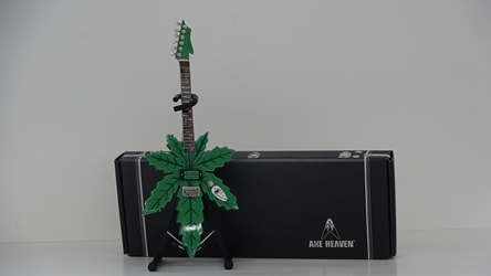 Tommys Cheech & Chong Sweet Leaf Mary Jane Miniature Guitar Model Axe Heaven, Gibson, replica guitar